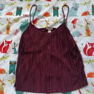Vinröd topp - En vinröd glansig fest/restaurang topp som inte kommer till användning!!!