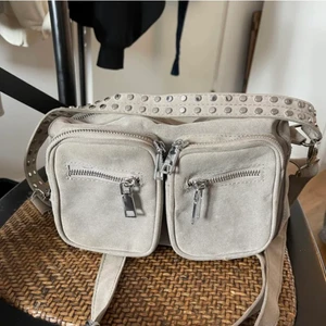 Noella väska  - Funderar nu på att sälja min fina och väldigt praktiska Noella väska! Perfekt för att ha med sig småsaker i💗 säljer den ENDAST vid ett bra bud! Nypriset är runt 700-800kr. 