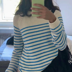 Randig stickad tröja - Säljer min stickade tröja fårn Zara. Skriv för frågor eller fler bilder.
