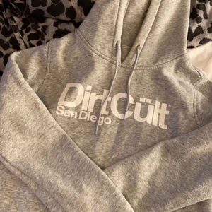 dirtcult tröja - strl M men är mer som en S verkligen. använd fåtal gånger, som ny. Inga sprickor i texten eller nått fel. Varför jag säljer är för det blev fel i beställningen.