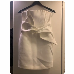 Klänning  - En elegant klänning för ENDAST 200kr🤩 original pris: 349kr   Hör av dig vid frågor/intresse. Tveka inte på att höra av dig, jag är flexibel med pris. Kan mötas eller frakta, köparen står för frakten!💗  Fraktkostnaden kan se annorlunda ut då jag inte vet vad frakten kostar. Men det går att lösa☺️