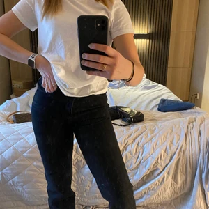 Svarta straight jeans - Svarta staight jeans från Gina med medelhög-hög midja🖤 säljer då de inte längre passar. Använt ett fåtal gånger så de är i fint skick, inga defekter. Inköpt för 599kr. Storlek 34