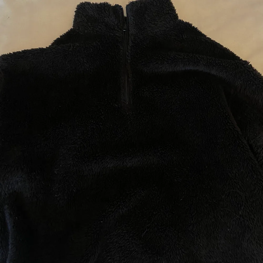 Svart fluffig mysig zip hoodie från Hm som är i nyskick. Säljer då den är för liten för mig (ärmarna e lite korta)  Är 175cm så mina armar e väldigt långa. Storlek M. Hör av er vid frågor💗. Tröjor & Koftor.