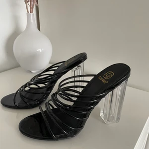 Svarta klackar  - Ett par jättefina svarta klackar med genomskinlig klack. Klackarna är från Boohoo i storlek 39 men är små i storleken! Aldrig använda. Klackhöjd 10,5 cm