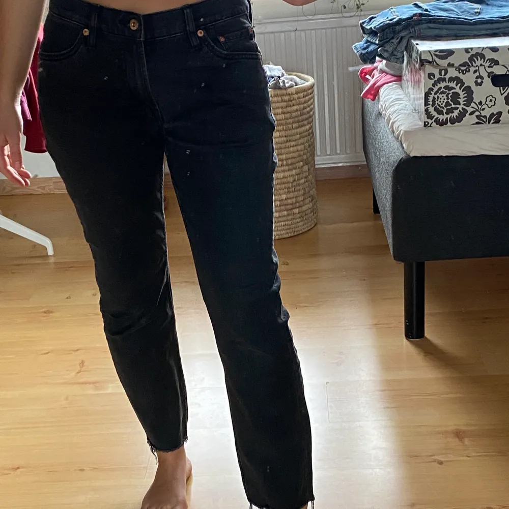 Lågmidjade jeans i väldigt fint skick. De är i storlek 30, passar mig som är s/m/38. Hör av dig om du undrar något mer! 😇 (köparen står alltid för frakten). Jeans & Byxor.