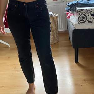 Lågmidjade jeans i väldigt fint skick. De är i storlek 30, passar mig som är s/m/38. Hör av dig om du undrar något mer! 😇 (köparen står alltid för frakten)