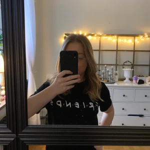 Friends tröja strl S - Säljer min friends tröja från H&M som jag knappt använt! Texten är inte sprucken. Den är tvättad typ 2 gånger.