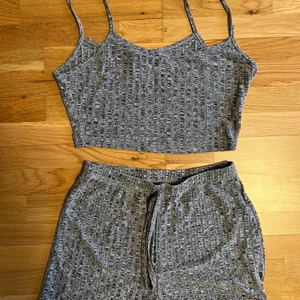 Topp och shorts - Ett gulligt och bekvämt sett, väldigt luftigt material.