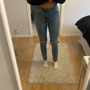 blåa jeans med hål på knäna  - snygga knappt använda jeans 