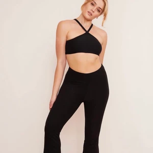 Utsvängda svarta byxor från Wolven - Svarta byxor med utsvängda ben från hållbara företaget Wolven Threads. Fantastiskt sköna! Oanvända med lappen kvar. Storlek S. Nyskick då de endast är provade.