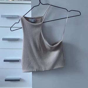 Oanvänd crop top BERSHKA - Ribbad crop top från BERSHKA i en unik modell! Helt oanvänd, prislapp kvar pga fel storlek! 