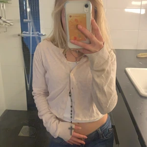 Rosa kofta - Söt ljusrosa kofta, har croppad den:) Jätteskön och mysig, fin till våren!