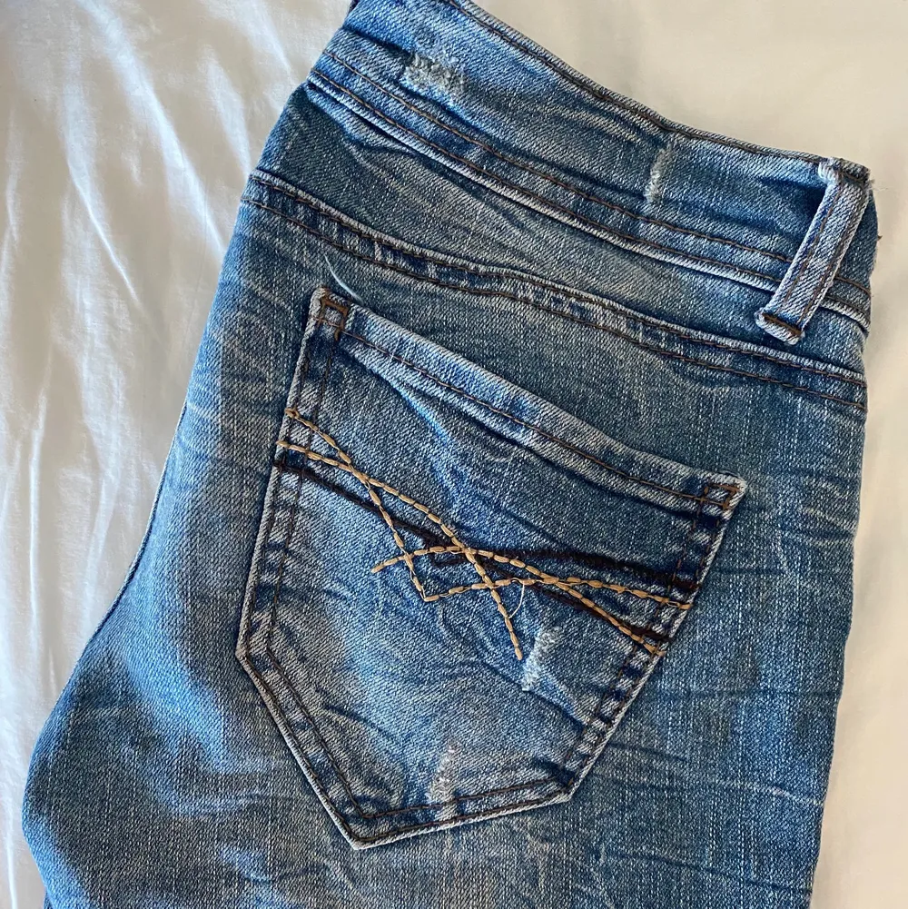 Skitsnygga lågmidjade jeans köpta för 300kr på beyond retro! 🤍 Frakt tillkommer. Jeans & Byxor.