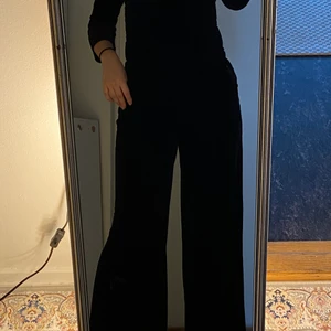 Svart dress  - Storlek xs på både byxor och tröja 