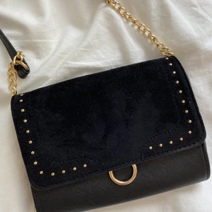Svart liten väska  - Jättefin svart liten väska med guld-detaljer. Jättebra skick! Säljer då den inte kommer till användning. Säljer för 50kr + frakt. Skriv privat vid intresse eller frågor!✨💕