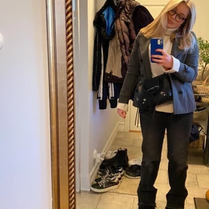 Grå kappa💕 - Säljer min gråa kappa/kavaj perfekt nu till våren❣️ Passar mig som är en 36/38 men passar även på 34 då den sitter väldigt snyggt overzize💞