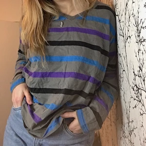 Randig tröja herr - Randig herrtröja med v-ringning. Använd ett fåtal gånger. Lite skrynklig på bilden. På lappen står det strl XL men är mer som en L. Jag använder den som oversized. Fraktalternativ väljer du som köper. Meddela mig vid fler frågor!😊