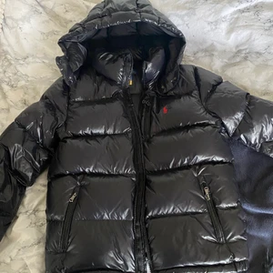 Ralph lauren jacka - Jag säljer min Ralph lauren jacka som är inköpt i december 2021 och nypris är ca 2000kr💗 den man hänger upp jackan med är trasig annars är den felfri och som ny. Luvan kan man ta av om man vill. 