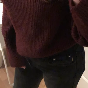 Stickad tröja - En fin, vinröd, stickad tröja. Använd ett fåtal gånger därmed i vädligt bra skick. Håller en varm under en kall vinterdag☺️💕