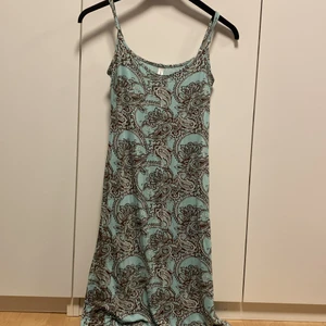 Mönstrad klänning - En mönstrad klänning som saknar storlek, men skulle gissa på XS/S/M😊