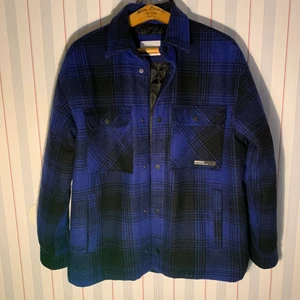 Vårjacka / Overshirt från Bershka - En lite tjockare vårjacka med skönt material. En lite oversized overshirt för vår/höst. Storlek M men passar även L. Skriv för fler bilder/info!