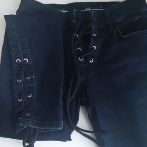 Never denim - Mörkblå jeans med storleken S