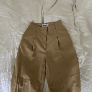 WEEKDAY beigea kostymbyxor  - Aldrig använda då de är för små och därför säljer jag dem också❤️ 