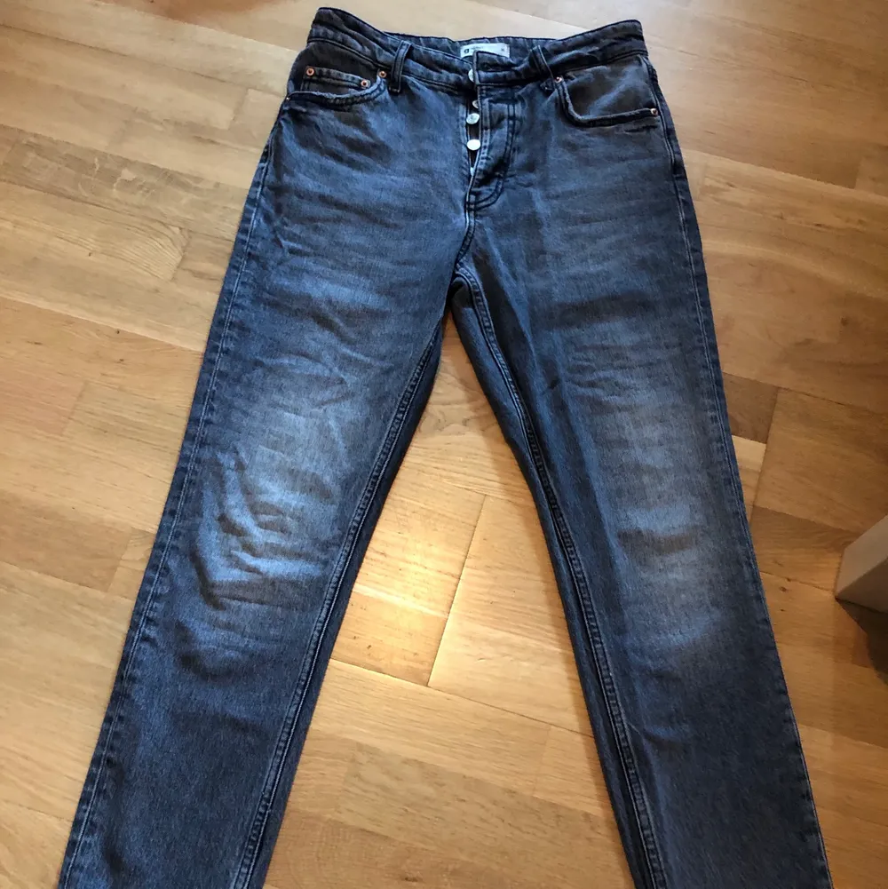 Gråa Ginatricot jeans ej använt så mycket pågrund av att jag växt ur dom. Mycket fint skick. Frakt kostar 66kr.. Jeans & Byxor.