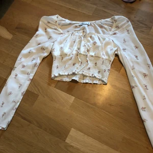 Super söt tröja från Hollister  -  Super söt tröja från Hollister i toppen skick, storlek xs. Frakt kostar 66 kr