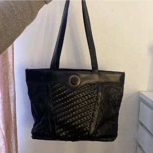 Svart läderväska  - Svart retro läderväska i fint skick!! Köparen står för frakten🤍🤍🤍 Har lagt ut på fler ställen <3