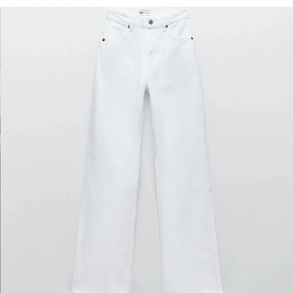 Säljer mina superfina vita jeans från zara! För stora för mig å nästan helt oanvända! Så i nyskick💕💕står inte för frakten!. Jeans & Byxor.