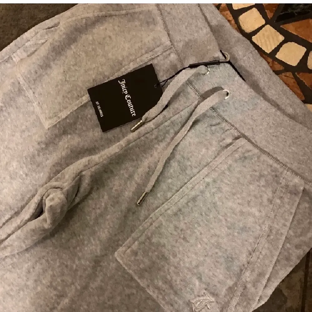 Helt nya oanvända Juicy Couture byxor med prislapp kvar. Storlek L och är i färgen grå. För fler bilder och frågor är det bara att skriva. . Jeans & Byxor.