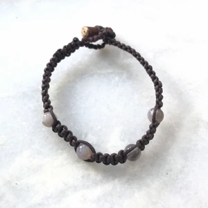 Makramé armband  - Handgjort makramé armband gjort av brun vaxad bomullstråd och Botswana agat . Alla kristaller jag säljer är äkta. ( 18 cm ) Frakt: 12kr 🦋