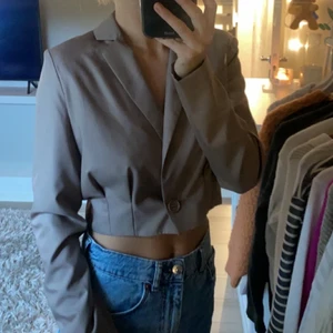 Kort blazer  - Kort blazer med prislapp kvar. Tycker den är jättesöt men har aldrig blivit att jag använt den ❤️💕❣️
