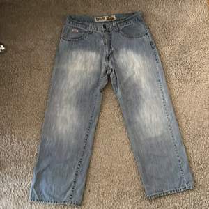 Latch baggy jeans sköna för att t.ex skate. Köpta second hand i Los angeles och har nästan aldrig använt dom. Storlek 36/32. Kan mötas i stockholm eller posta🙌