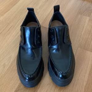 Ursnygga svarta loafers i nyskick som tyvärr inte passade mig. Strl 39❤️ från Zara! Kan dela på frakten :)