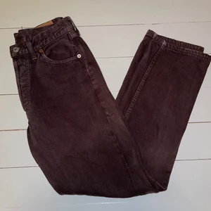 Vintage Levis 501 original  - Hej, säljer ett par vintage Levis 501 original i storlek 30/30. Skulle säga att längden stämmer men sitter lite tajtare i midjan. De är vintage skick, 7/10. Sjukt najs brun färg, ser lite bättre ut i verkligheten men man kan de det på sista bilden. Vid frågor om annat t.ex. mått eller fler bilder skicka bara meddelande