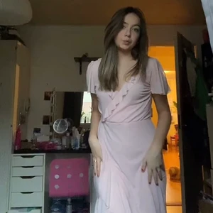 Klänning - Klänning i super bra skick, endast använd 1 gång. Kom privat för bud❤️