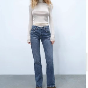 Zara jeans - Lägger upp igen. Blå midrise jeans från zara i storlek 34, använda men ser ut som nya! 