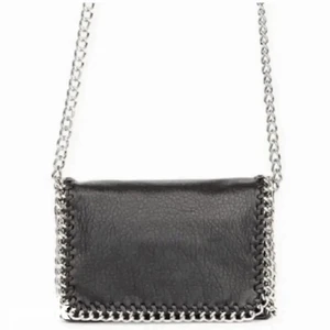 Tiamo väska - Söker en tiamo väska, hittar nämligen ingen. Söker då en i svart. Hör gärna av er om ni har en. Kan mötas upp i Göteborg. Kan lägga som högst 150kr helst 100kr