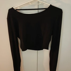 Tröja med öppen rygg från NA-KD - Från NA-KD, köpt i höstas och använd 2/3 gånger bara. Nyskick och super fin!! ✨