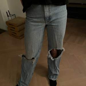 Ljusblåa zara jeans med hål💙 långa och når ner till marken går också att klippa vid behov❄️ frakt ingår inte⚡️