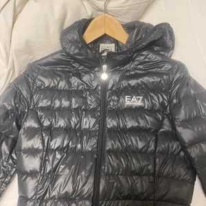 Ea7 jacka - Säljer min ea7 jacka i storlek L eftersom den har inte kommit till användning jackan e knappt använd och ser helt ny ut köpte den för 1600 kr säljer den för 800 jackan är i storlek L men passar som S/M eftersom att den är väldigt liten i storleken  köparen står för frakten 
