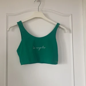 Topp - Söt liten grön topp! Har inga lappar kvar i men skulle säga att den är i S-M