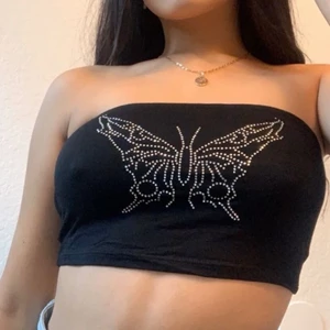 Bandeau  - Bandeau topp med fjäril av rhinestones! Oanvänd, alla rhinestones sitter kvar! Köparen står för frakten🖤