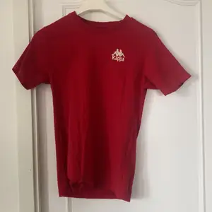 Röd kappa t-shirt som knappt kommit till användning 