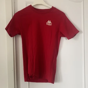 KAPPA t-shirt  - Röd kappa t-shirt som knappt kommit till användning 