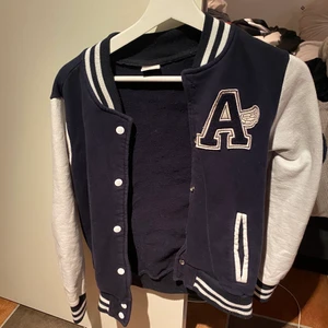 Collage jacka - Skit cool collage jacka från second hand❤️