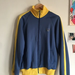 Fredperry  - Super fin tröja som tyvärr är lite för stor för mig. Ta hand om den du som ska köpa den! Det står m men den e ganska stor❤️