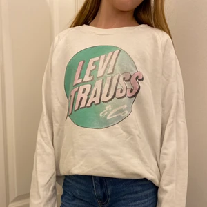 Levis sweatshirt  - Storlek M. Den ser välanvänd ut men jag köpte den så i butik! 